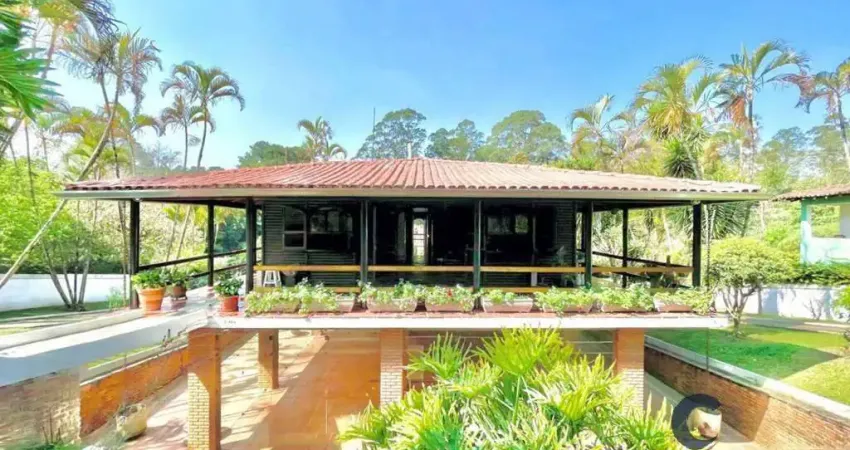 Casa ampla com jardim, 4 dormitórios, salão multiuso e edícula completa