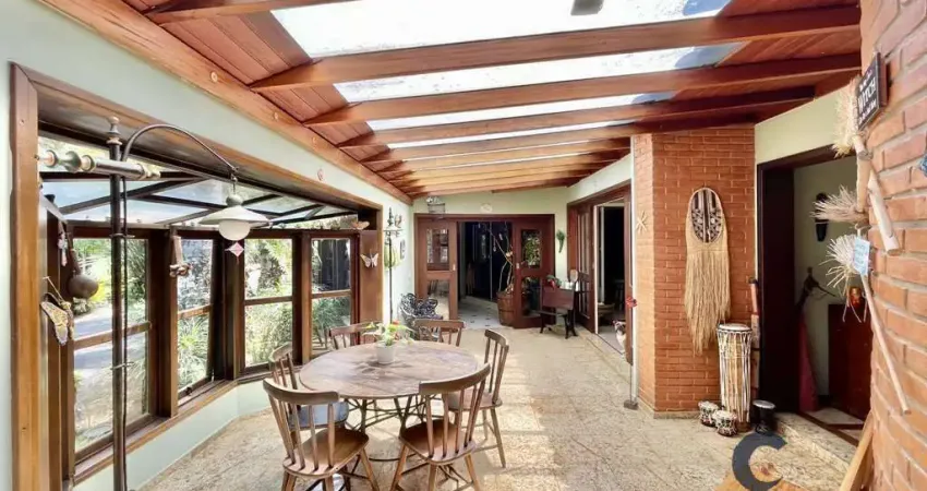 Casa sofisticada com 6 suítes, spa e lazer completo, cercada por natureza!