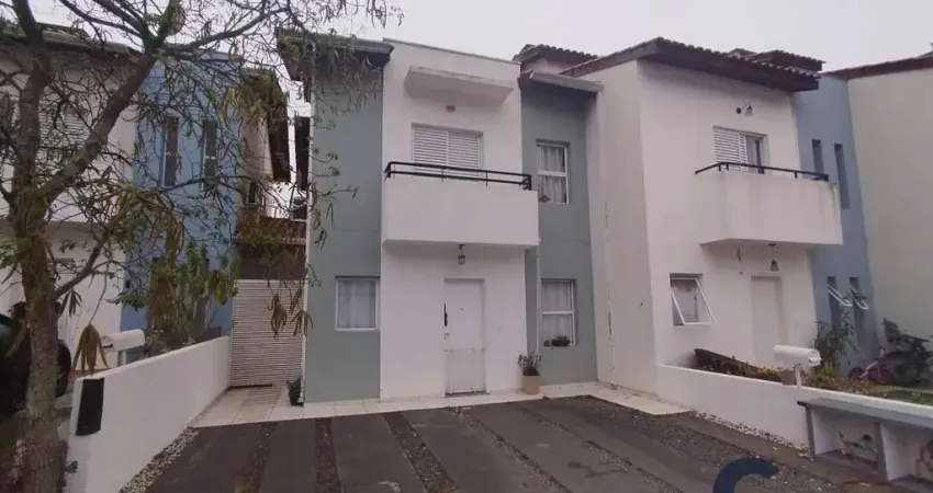 Maravilhosa casa com corredor lateral 03 dorms/01 suite - condomínio clube