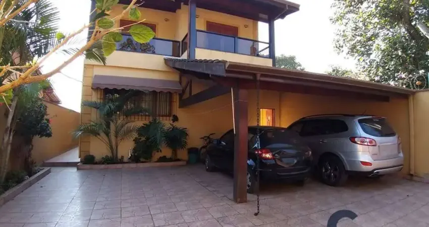 Maravilhosa casa com 460m2 de área construída - 03 suítes e lazer completo