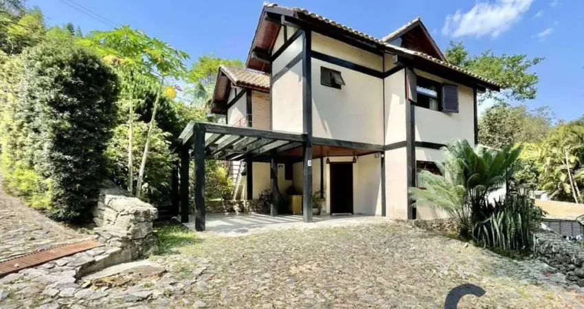 Refúgio cercado por verde em condomínio privativo! fazendinha, granja viana