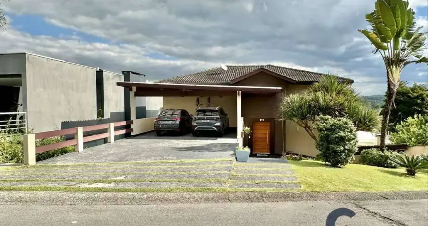 Casa de esquina no miolo do condomínio golf village, com linda vista!