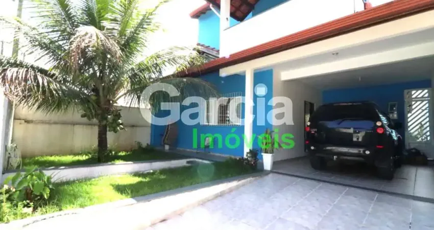 Sobrado bem localizado no Centro de Peruíbe com 4 quartos e espaço para lazer
