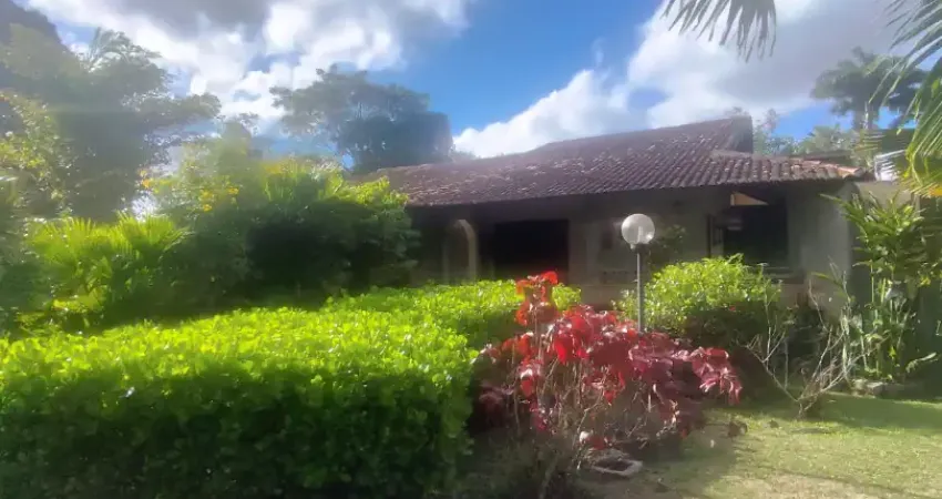 Vendo excelente casa em aldeia no klm 9.5 com 3.000m2 de area total, 6 quartos sendo 3 suites e 08 banheiros.