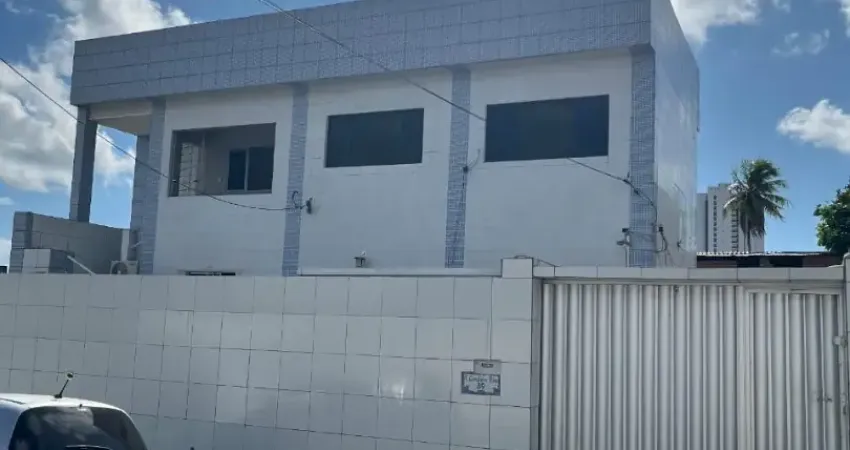 Vendo casa em casa amarela com 5 quartos, 8 banheiros e 5 vagas