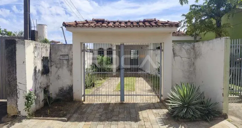 Casa padrão para alugar na vila brasília, são carlos - 2 dormitórios e quintal com grama