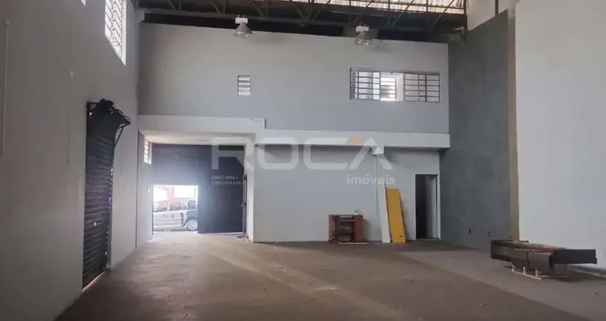 Barracão Comercial no Jardim São Paulo, São Carlos - 4 Banheiros e 3 Salas