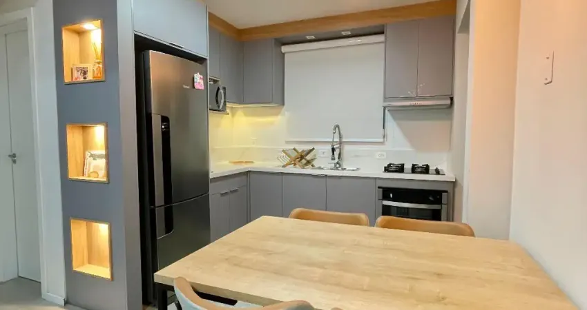 Apartamento com sacada e churrasqueira no Iririú – 2 quartos, móveis planejados e localização estratégica!