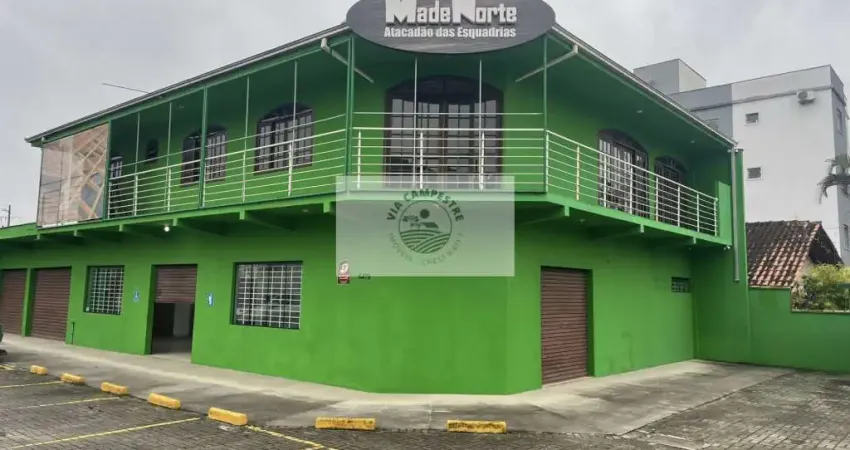 Excelente sobrado comercial de esquina, com 462 m² construídos, num terreno de 711 m², aceita troca