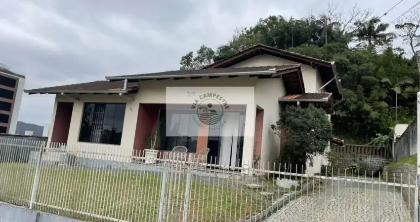 Residência no coração do América com 235 m² e terreno de 630 m², averbada, próximo ao residencial Orleans