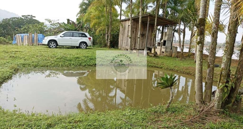 Sítio com 2.120 m² no Vila Nova, com lago, rancho, churrasqueira, luz instalada