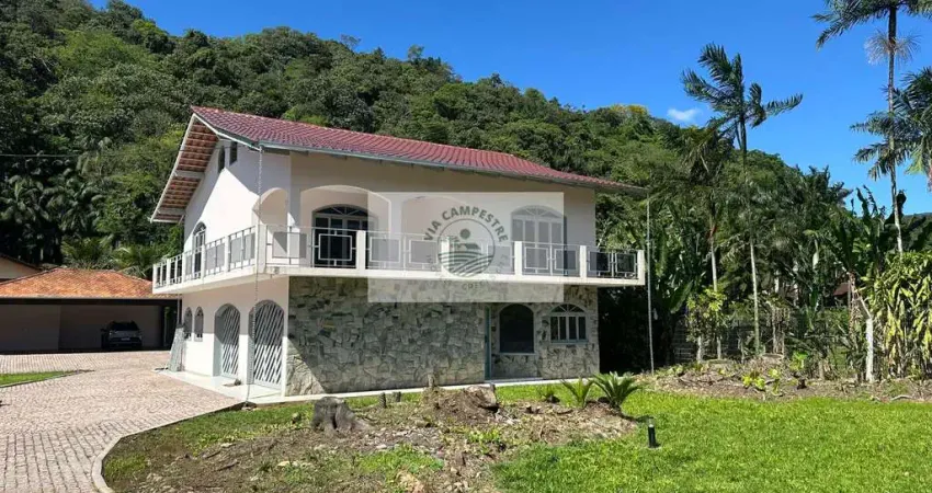 Sobrado com suite e mais 2 quartos, terreno amplo, de frente para o asfalto, piscina, 5 vagas de garagens