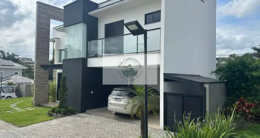 Residencia em condominio fechado, 3 quartos mais um escritorio, com piscina, apenas 3 anos de uso