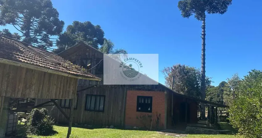 Sítio com 32.000 m2, escriturado, com uma residência e chalé, possui lago, próximo a divisa com campo alegre
