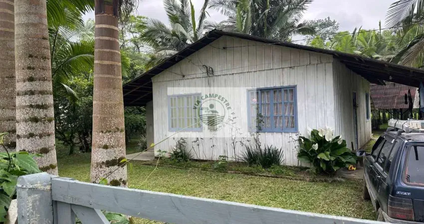Sítio com 5.000 m², todo cercado, com casa de madeira de 3 quartos, rua sem saída