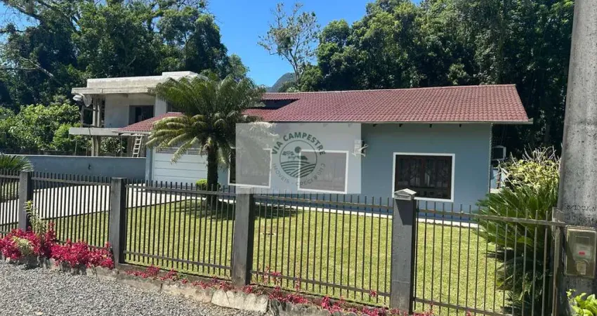 Residencia com 3 dormitorios, laje, frente para o asfalto, escriturado, 720 m² de terreno