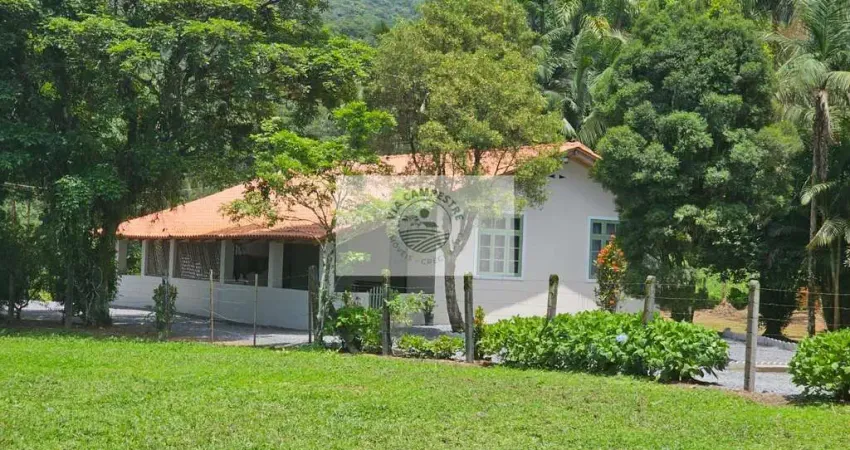 Sítio com 34.000 m2, com uma casa de 3 dormitorios, rancho, riacho, aceita permuta