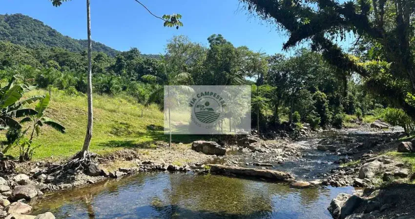 Sítio com 68.900 m2, com area de festas, casa pequena, rio de aguas cristalinas, escriturada