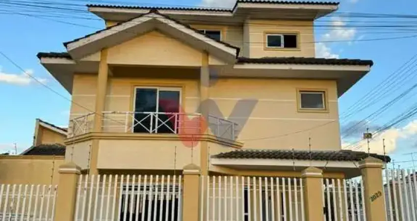 Triplex Espaçoso no Centro de Campo Largo com 3 Quartos, Suíte e Área de Lazer