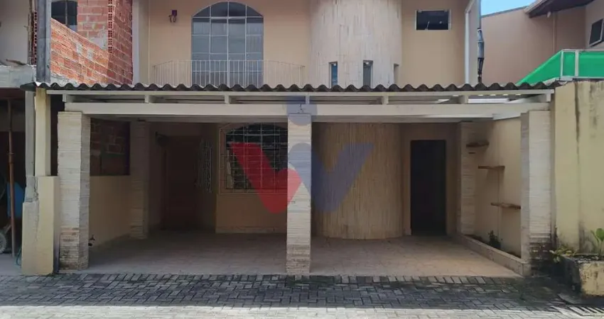Casa à venda no Xaxim 3 quartos, sacada, 2 salas, garagem e área comum