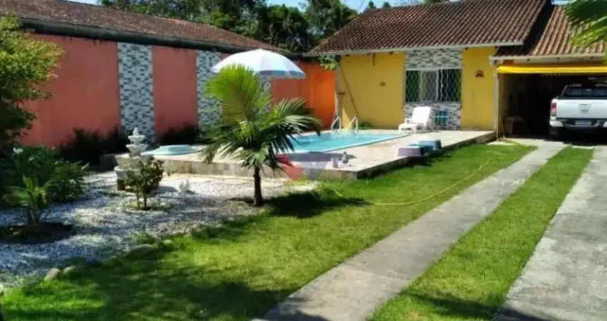 Casa com edícula, piscina e 3 quartos em Guaratuba  700m da praia