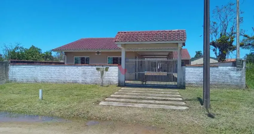 Duas casas em terreno amplo a 700m da praia conforto, espaço e ótima localização