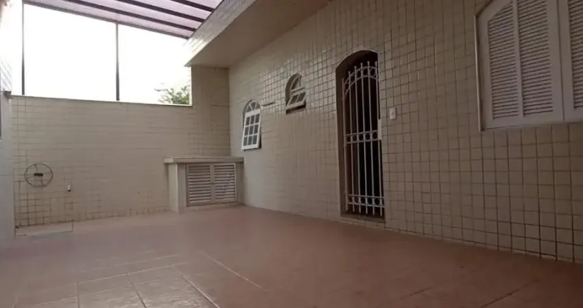 Casa ampla com edícula e ótima distribuição dos ambientes