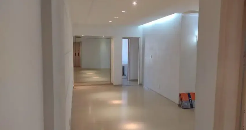 Apartamento amplo a 1 quadra da praia, com 3 dormitórios e excelente distribuição