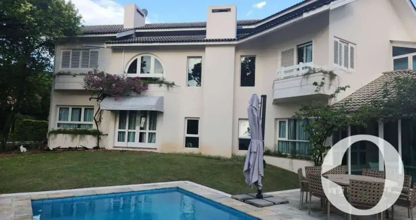 Espetacular casa na melhor esquina do Condomínio, mobiliada com extensa área verde