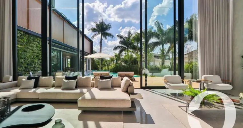 Mansão espetacular e única, localizada em uma esquina, na área mais nobre do condomínio, cujo projeto conceituado e moderno