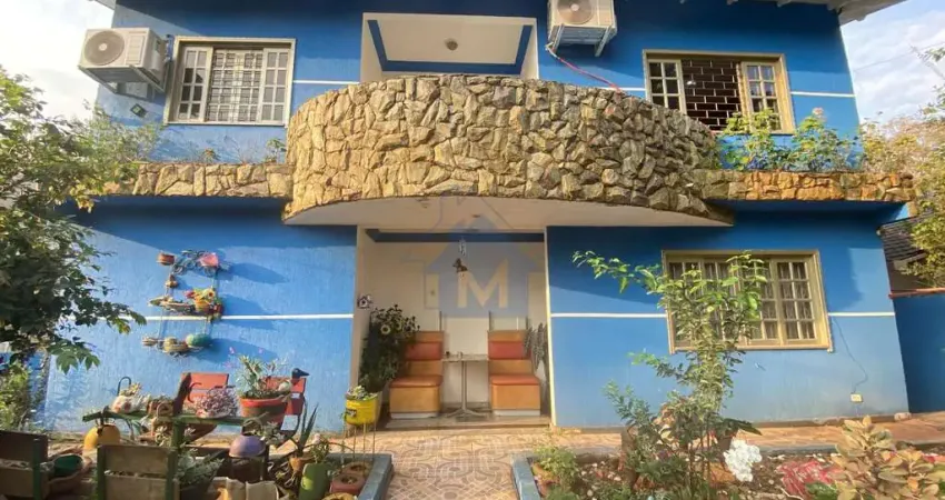 Sobrado Espaçoso na Vila Yolanda, ao lado da Av. das Cataratas!