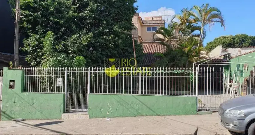 Vende-se casa em área comercial, em Volta Redonda. R$650.000,00.