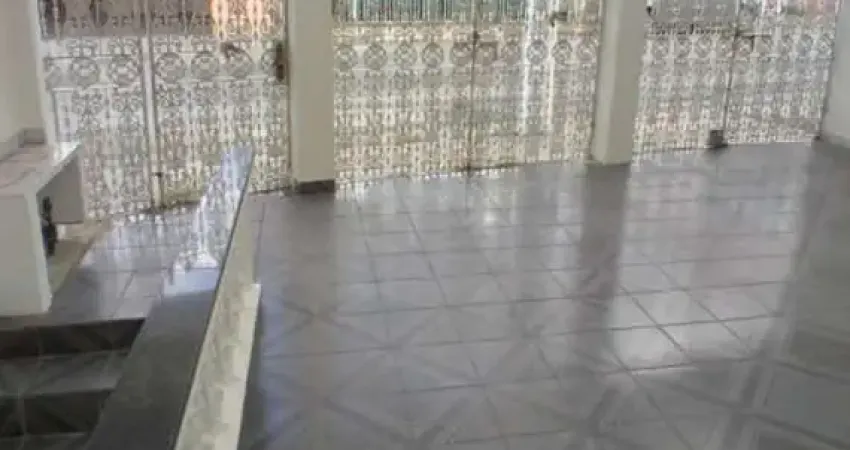 Descubra o prazer de viver em uma casa espaçosa e acolhedora, localizada no coração da Vila Luzita, em Santo André. Com 225m² de área útil, este imóvel foi pensado para proporcionar conforto e bem-est