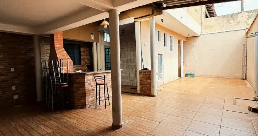 Sobrado no pq. ribeirão: 4 dorms, 3 vagas e área com churrasqueira!