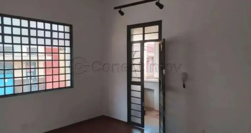 Casa de 70m² com 03 quartos disponível para locação - Centro.