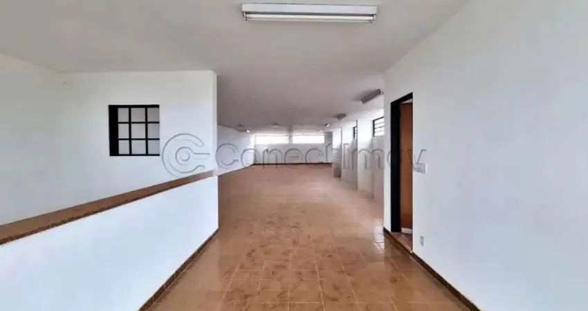 Excelente Localização e Conforto - Encontre Seu Novo Salão Comercial com a Imobiliária Conectimov.
