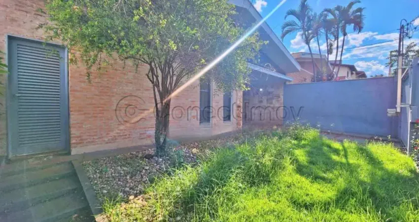 Casa padrão de 348m² com 03 quartos sendo 1 suíte para locação - Jardim São Luiz