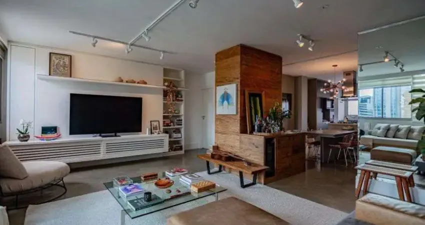 Apartamento mobiliado, 131 m², Venda e Locação, 2 suítes, 1 vaga, cozinha americana no Itaim Bibi