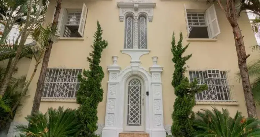 Casa Comercial no Jardim Paulista de esquina com rua Estados Unidos, 4 Salas / Copa / recepção / 6 vagas.
