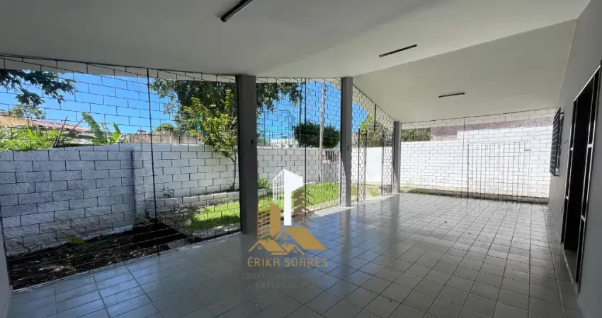 Imagine acordar com o canto dos pássaros, preparar um café fresquinho na varanda e sentir a brisa leve que atravessa o quintal.