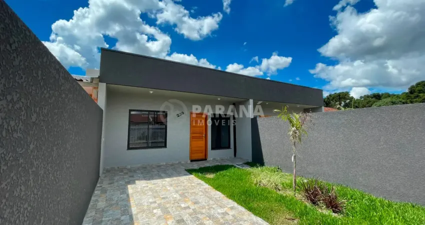 Casa com terreno nos fundos, área de serviço coberta, sala e cozinha integradas localizada no bairro nações, venha ver!