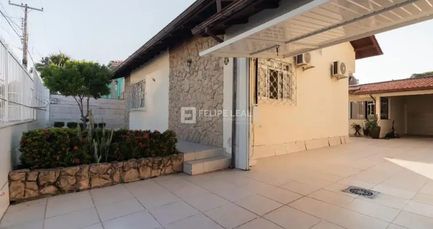 Casa - Alto Padrão com 03 Dormitórios sendo 01 Suíte no Ipiranga/ São José, SC