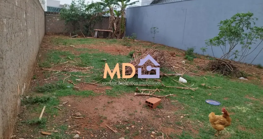 Terreno com ótima localização por preço imperdível! plaino e todo murado!