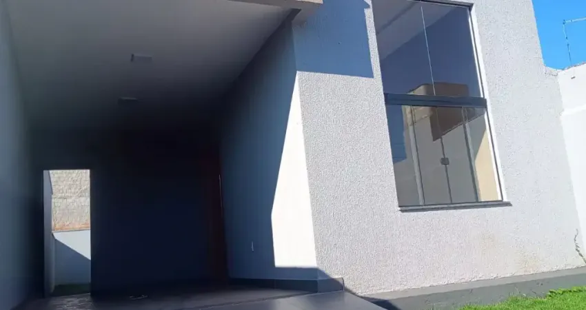 Lindissíma casa 3 quartos sendo 1 suíte Pé direito alto