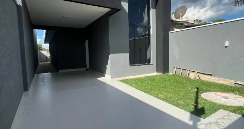 Bellísima casa de 3 quartos sendo um suíte, sala de estar pé direito alto e acabamento alto padrão e área gourmet com churrasqueira