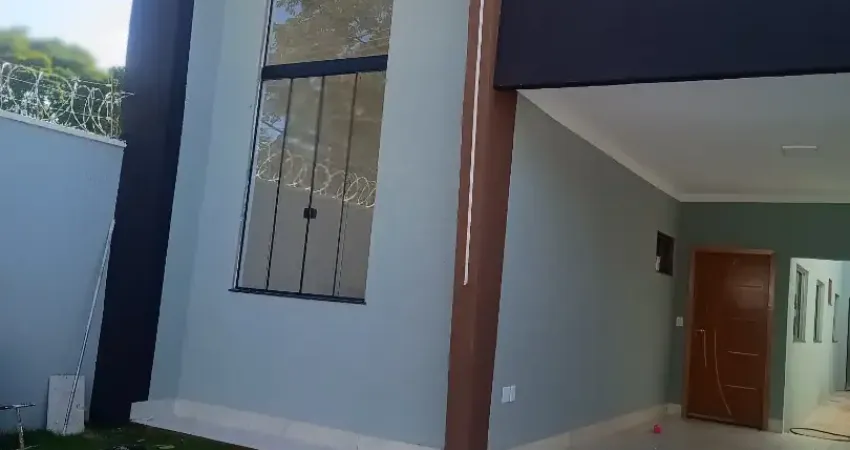 Belissíma casa de 3 quartos sendo 1 suíte plena, sala de estar ampla e pé direito alto, excelente acabamento e localização privilegiada