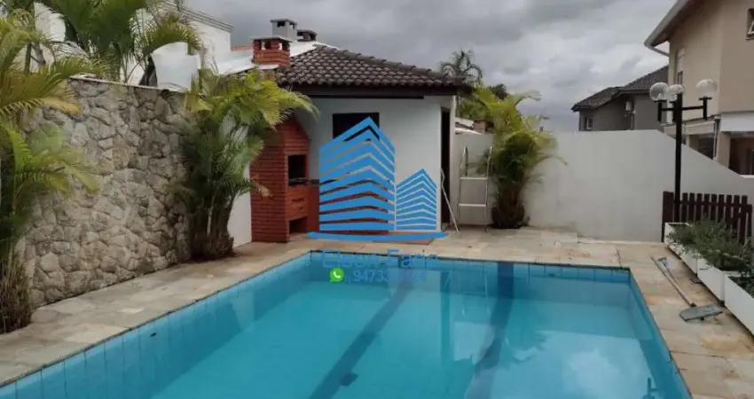 Casa em Condomínio de Luxo em Alphaville, Santana de Parnaíba-SP: 3 Quartos, 1 Suíte, 3 Salas, 2 Banheiros, 2 Vagas, 308m².