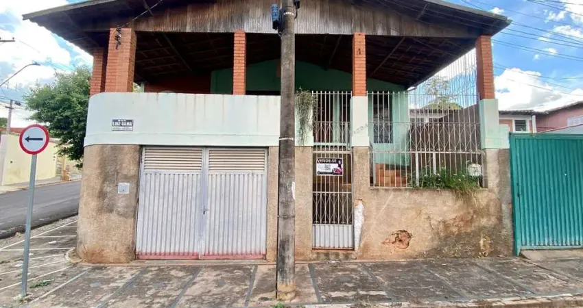 Casa com 3 quartos à venda no Centro, Lins 