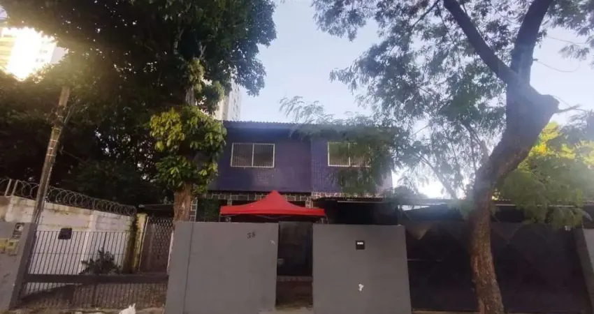Casa com terreno amplo de 500m² para moradia ou investimento em uma excelente localização