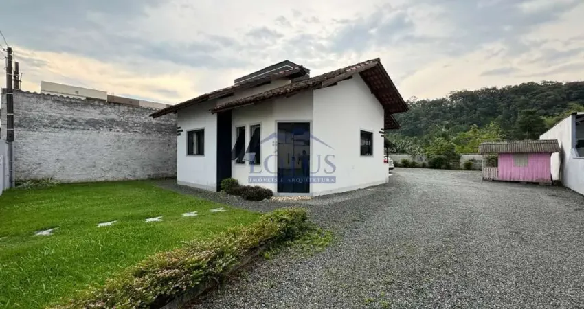 Casa com terreno amplo no Jaraguá 99 - Jaraguá do Sul